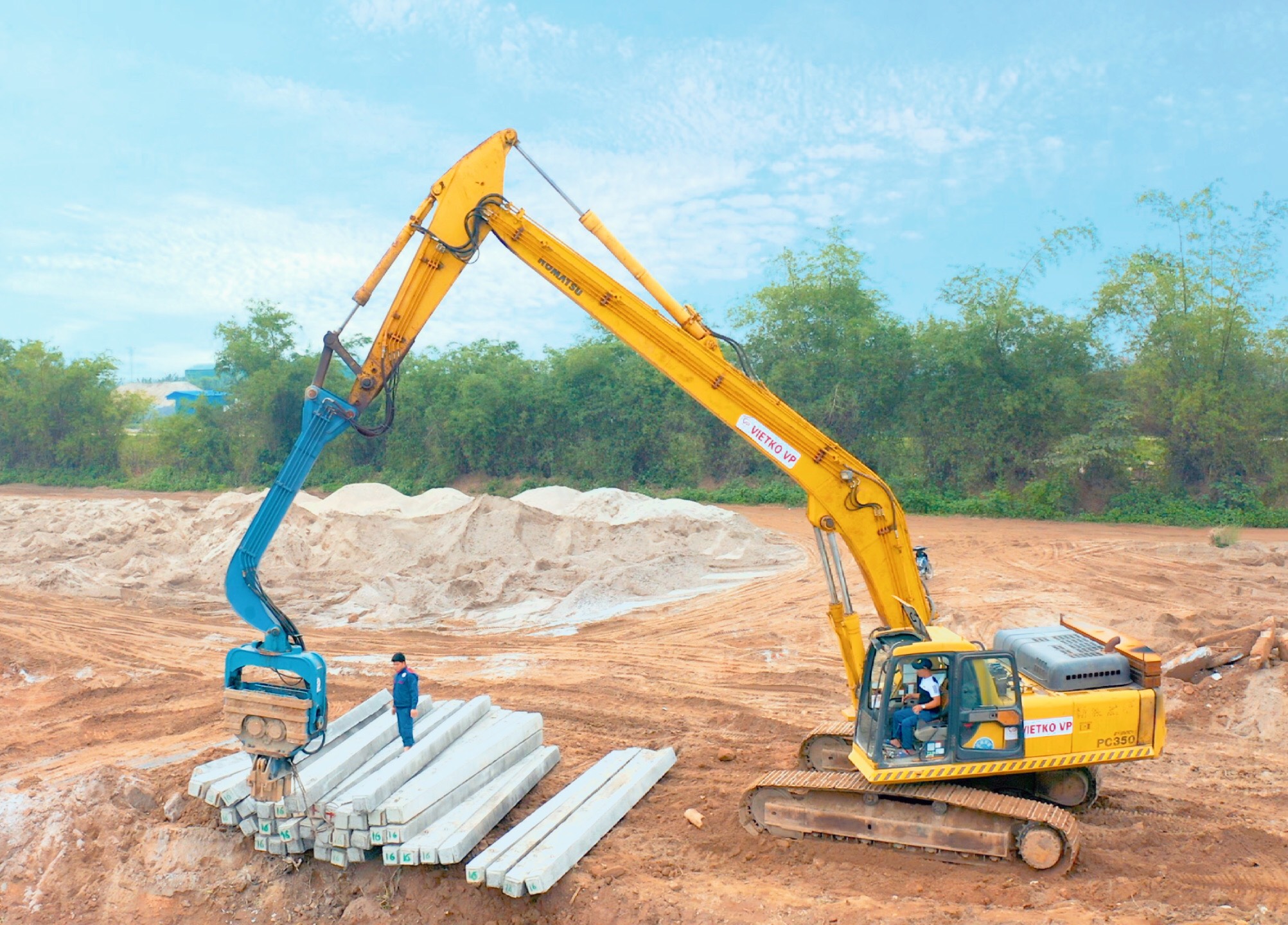 may-xuc-dao-PC-350-bua-rung-PCF-330-1 (1)